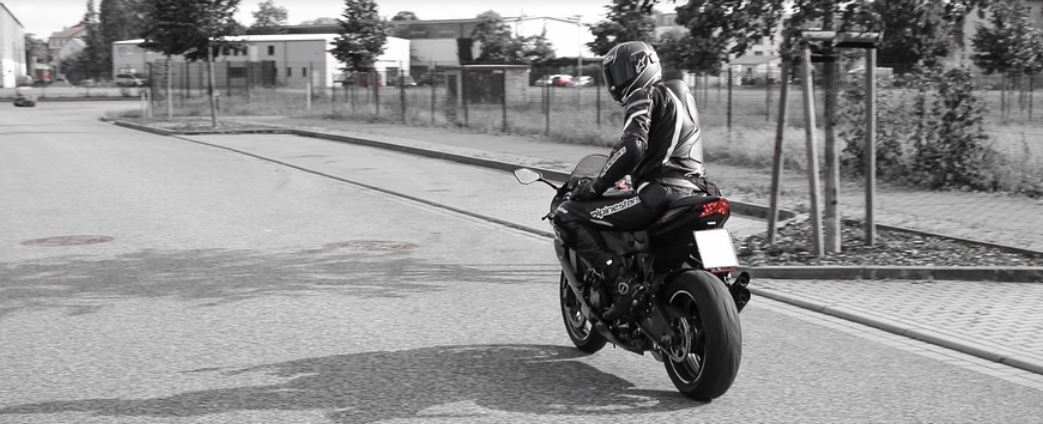motorkář na cestě